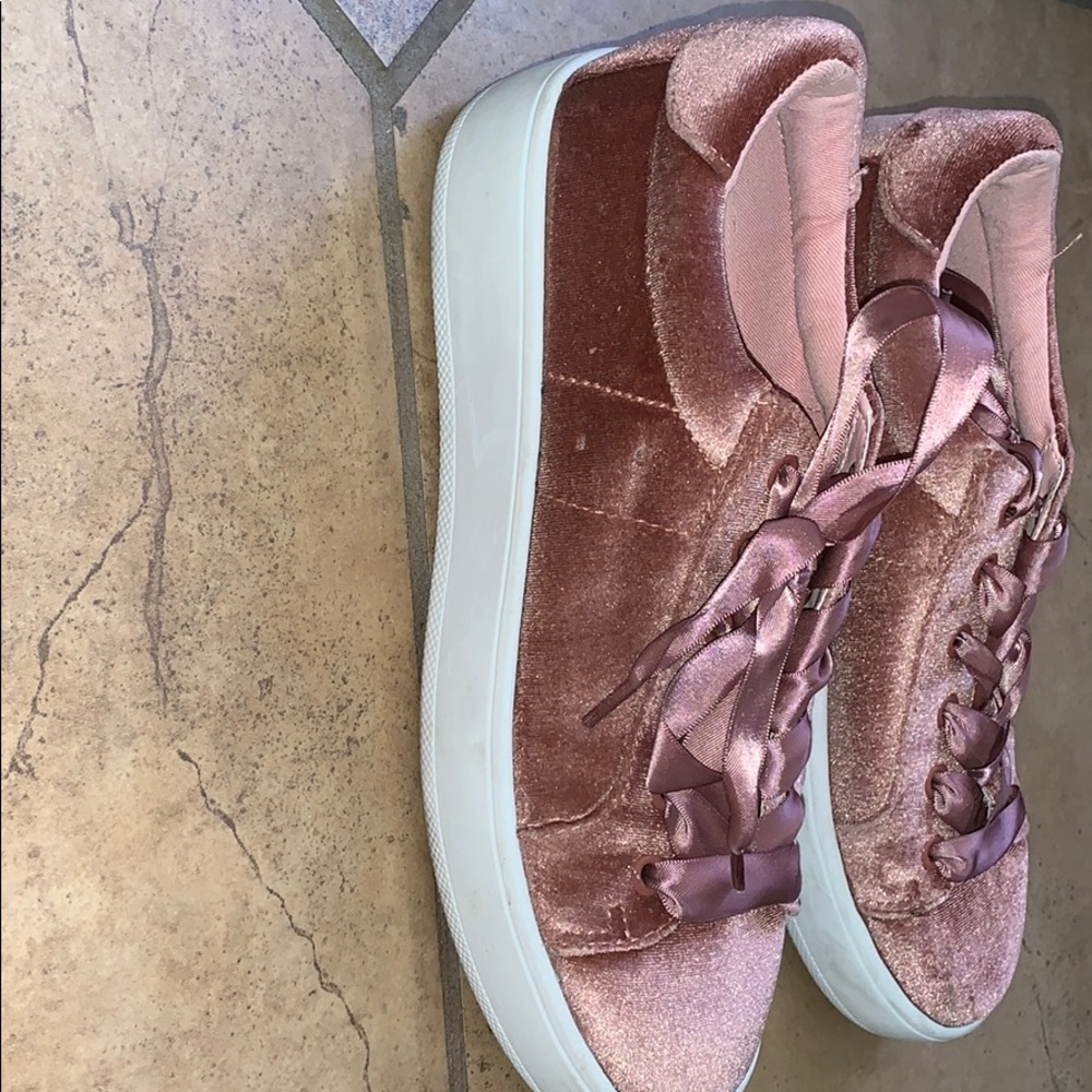 steve madden light pink velvet shoes